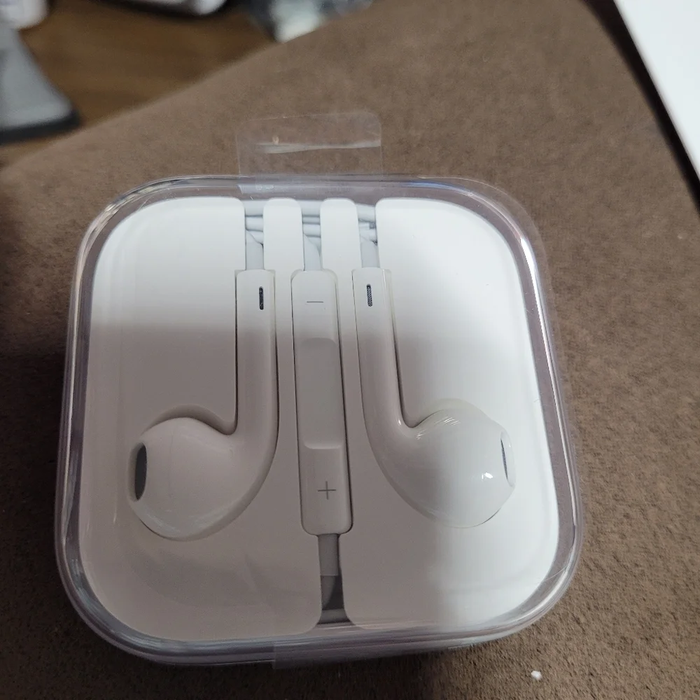 Apple IPhone 6 Earpods With Remote And Mike Lightning To USB Cable